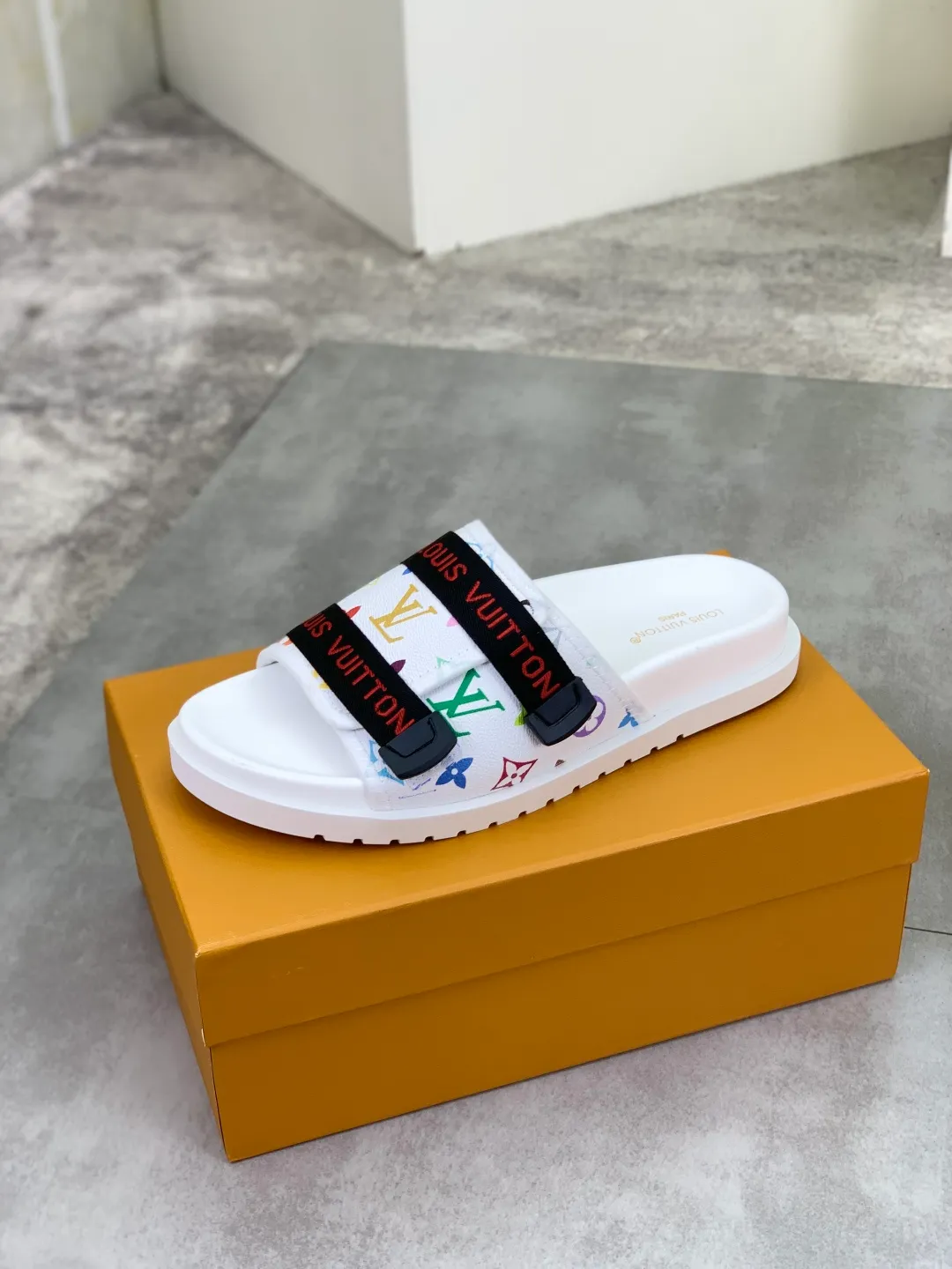 Men's shoes 💰P320💰【New style】🆘 Original quality 【LOUIS VUITTON】The popular Louis Vuitton LV men's slippers on the official website are on sale simultaneously! Original fabric imported from Italy, original factory special supply, code number: 38-44 (45 customized), many colors available